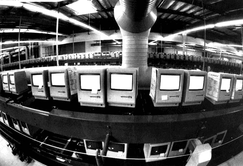 «В США свыше 90 проц. новых технологий создается малыми фирмами» (на фото — новые Apple Macintosh, 1984 год)
