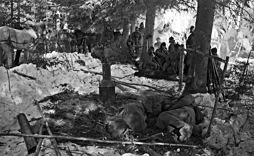 Из-за фактического лишения снабжения переносить тяготы этой войны бойцам было вдвойне тяжелее (на фото — отдых после боя в районе Кемяря, Финляндия, 1940 год)