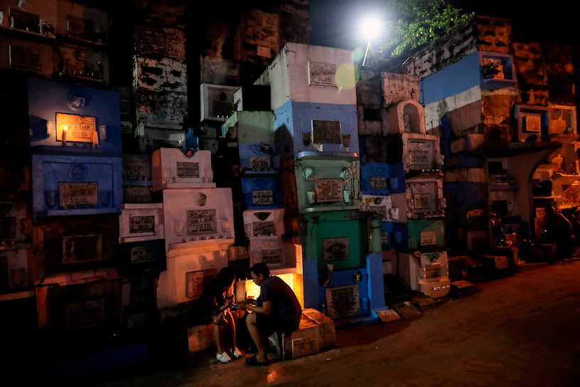 Манила, Филиппины. Местные жители на кладбище поминают своих умерших родственников в канун Дня всех святых