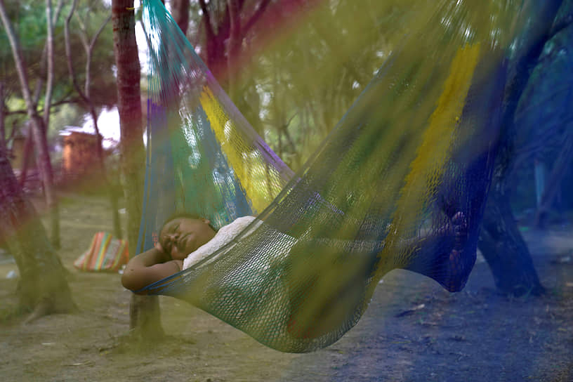 Матаморос, Мексика. Женщина спит в гамаке, ожидая получить убежище в США
