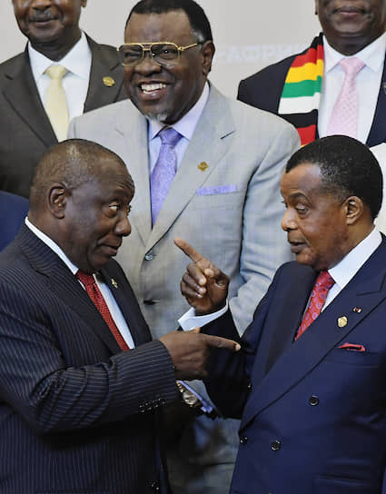 24 октября, Сочи. Слева направо: президент ЮАР Сирил Рамафоса, президент Намибии Хаге Гейнгоб и президент Конго Дени Сассу-Нгессо на &lt;a href=&quot;https://www.kommersant.ru/gallery/4134622&quot; target=&quot;_blank&quot; rel=&quot;nofollow&quot;>саммите&lt;/a> Россия—Африка