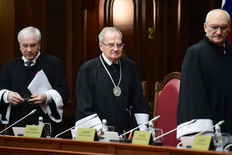 Слева направо: судья, председатель и заместитель председателя КС Гадис Гаджиев, Валерий Зорькин и Сергей Маврин