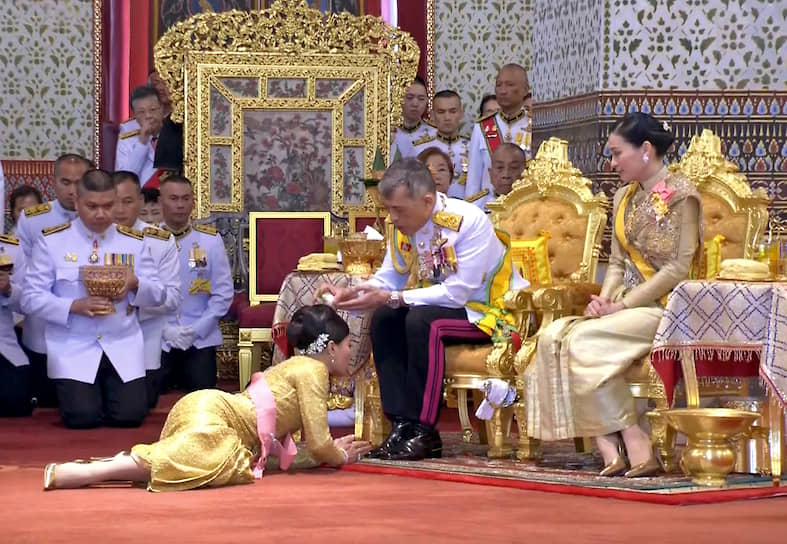 Король Таиланда Маха Вачиралонгкорн (в центре) с супругой (справа) во время церемонии коронации, май 2019 года