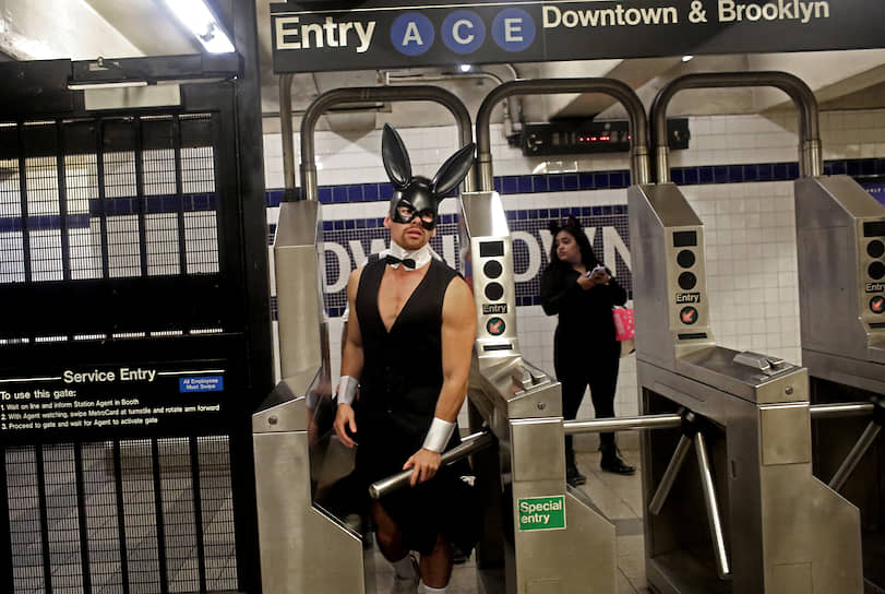 Нью-Йорк, США. Участник хэллоуинского парада в метро  