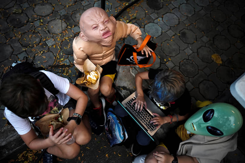Бангкок, Таиланд. Дети в костюмах во время хэллоуинской вечеринки 