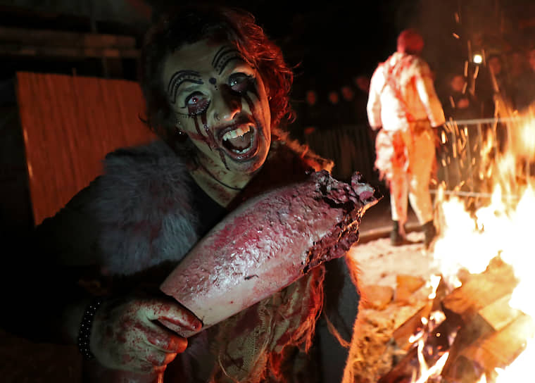 Вавр, Бельгия. Местная жительница в образе зомби во время карнавальной ночи  