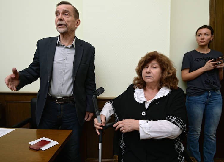 Лидер движения «За права человека» Лев Пономарев и адвокат, член МХГ, основатель Центра содействия международной защите Карина Москаленко