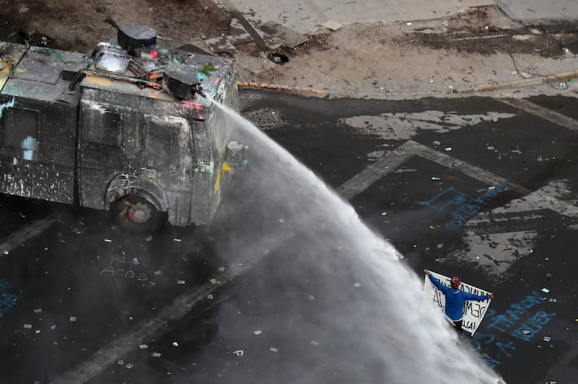 Сантьяго, Чили. Полицейские применяют водомет против демонстрантов  
