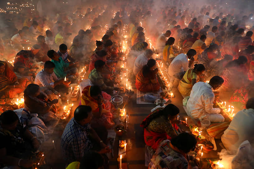 Нараянгандж, Бангладеш. Верующие сидят на полу храма во время индуистского фестиваля
