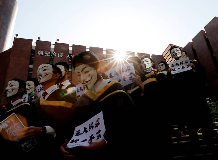 Гонконг, Китай. Студенты-выпускники в масках Гая Фокса позируют для фотосессии в поддержку антиправительственных акций протеста