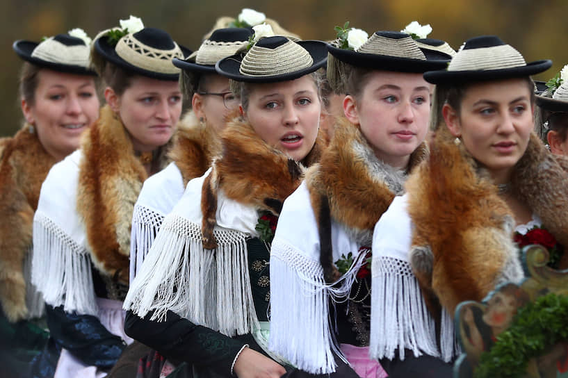 Бад-Тельц, Германия. Женщины в традиционных костюмах во время праздника в честь святого Леонарда в Баварии
