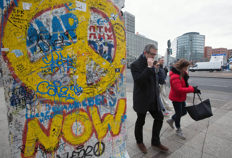 От реальной Берлинской стены уже мало что осталось, но виртуальная стена между западом и востоком Германии никак не хочет исчезать 