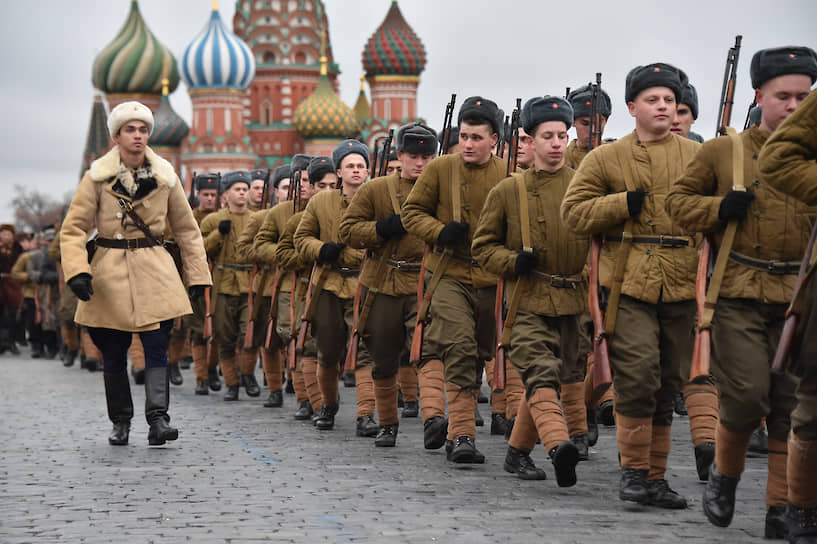 Московское ополчение на марше было представлено действующими военными