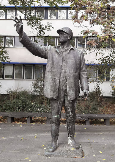 Памятник рабочему-строителю получил прозвище «Голдфингер» — бронзовый палец на левой руке рабочего отполирован до блеска многочисленными прикосновениями берлинцев и гостей немецкой столицы