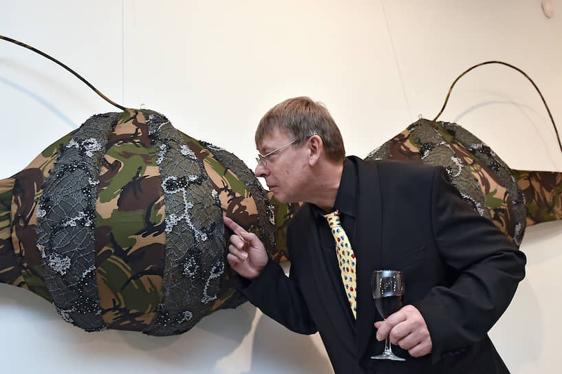 Художник Дмитрий Цветков на церемонии открытия своей выставки Showroom в галерее RuArts