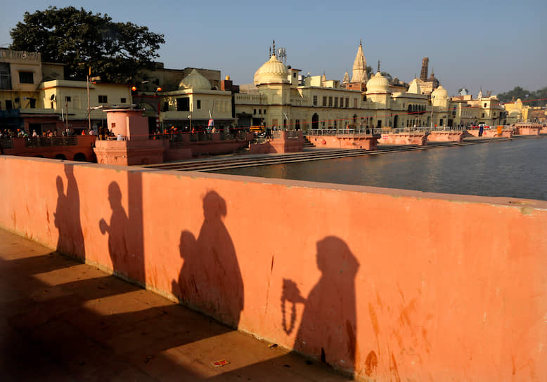 Айодхья, Индия. Индуисты молятся по пути к храму