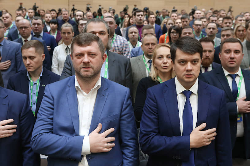 Председатель Верховной рады Украины Дмитрий Разумков (справа) и глава партии «Слуга народа» Александр Корниенко