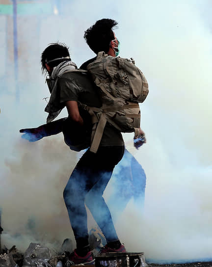 Багдад, Ирак. Правоохранители применили слезоточивый газ против демонстрантов