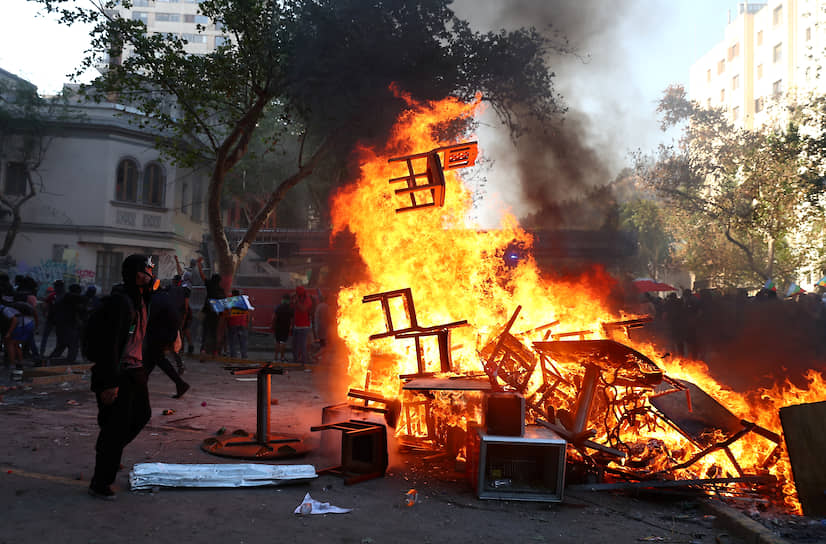 Сантьяго, Чили. Демонстранты во время антиправительственной акции протеста