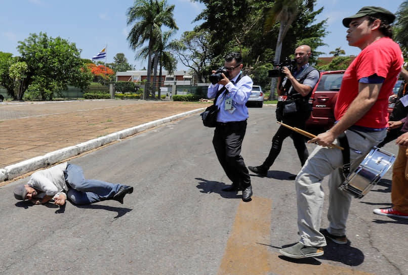 Бразилиа, Бразилия. Сторонники президента Венесуэлы Николаса Мадуро и оппозиционера Хуана Гуайдо возле посольства страны