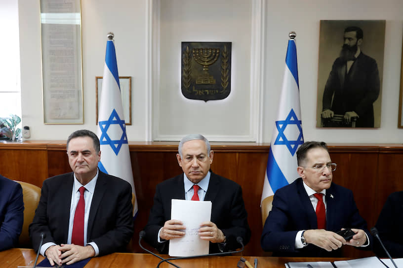 Слева направо: министр иностранных дел Израиля Исраэль Катц, премьер-министр Израиля Биньямин Нетаньяху и секретарь правительства Израиля Цахи Браверман