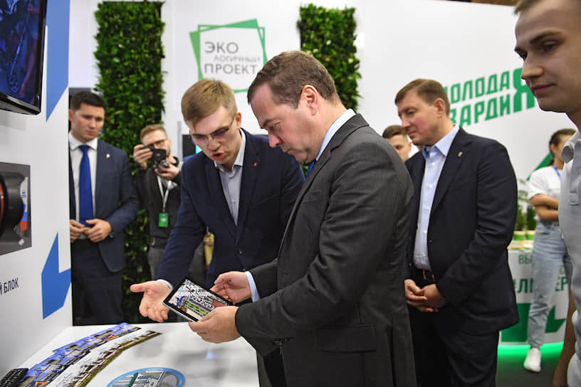 Премьер-министр России Дмитрий Медведев (в центре) и секретарь генсовета партии «Единая Россия» Андрей Турчак