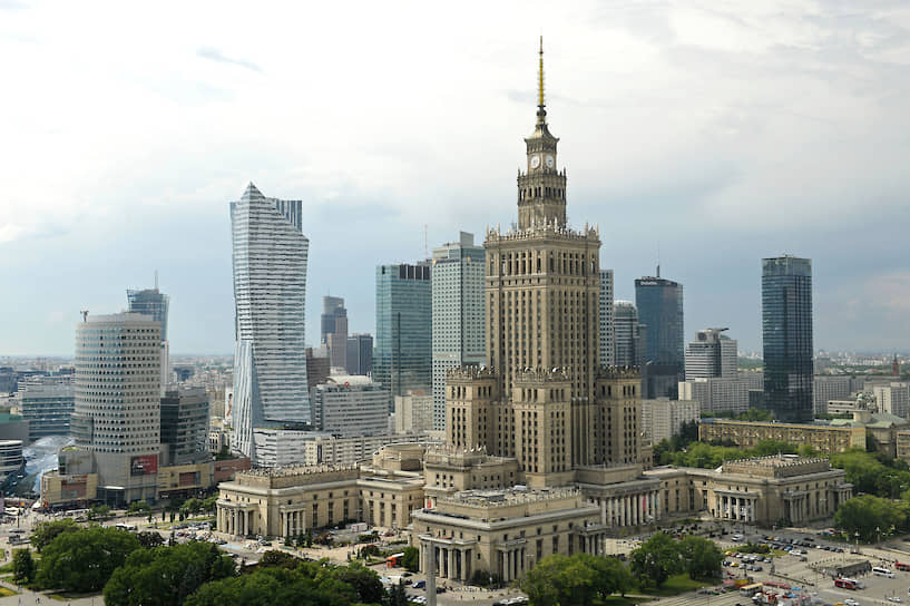 Небоскреб сталинской эпохи все еще выше всех в центре Варшавы, но за время капитализма у него появилось много конкурентов