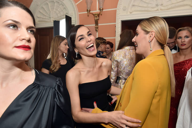 Певица Сати Казанова (в центре) и актриса Мария Кожевникова (справа) во время церемонии вручения премии «Женщина года 2019» по версии журнала Glamour