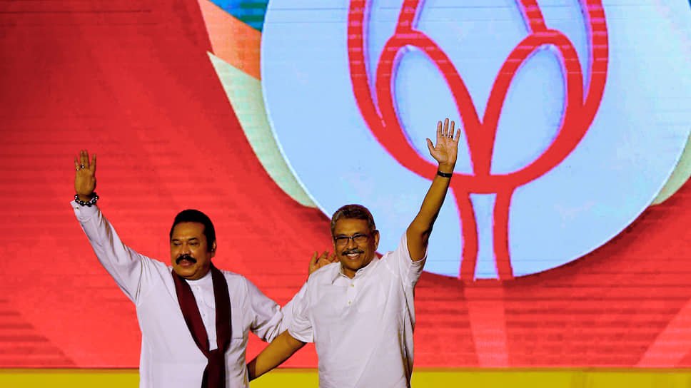 Бывший президент Шри-Ланки Махинда Раджапакса (слева) и бывший министр обороны и его брат Готабхая Раджапакса