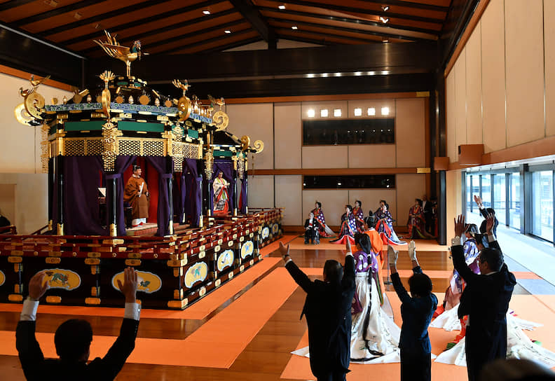 Японское правительство и премьер министр Синдзо Абэ приветствуют нового императора 