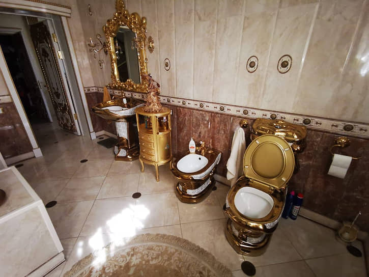 &lt;b>Красиво ходить по нужде не запретишь&lt;/b>&lt;br>
Туалет в доме бывшего главы ГИБДД по Ставропольскому краю Алексея Сафонова, подозреваемого в получении взяток