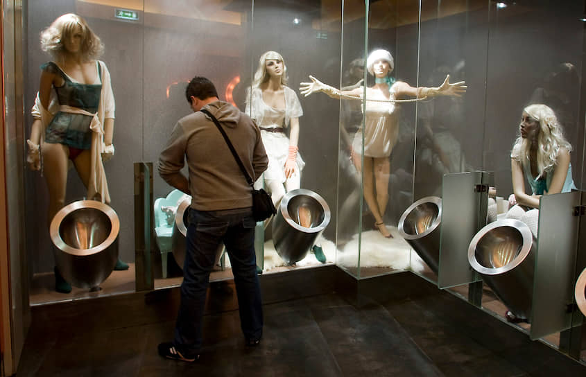 &lt;b>Мужской туалет не исключает присутствия дам&lt;/b> &lt;br>
Клозет в торговом центре в Португалии, украшенный женскими манекенами