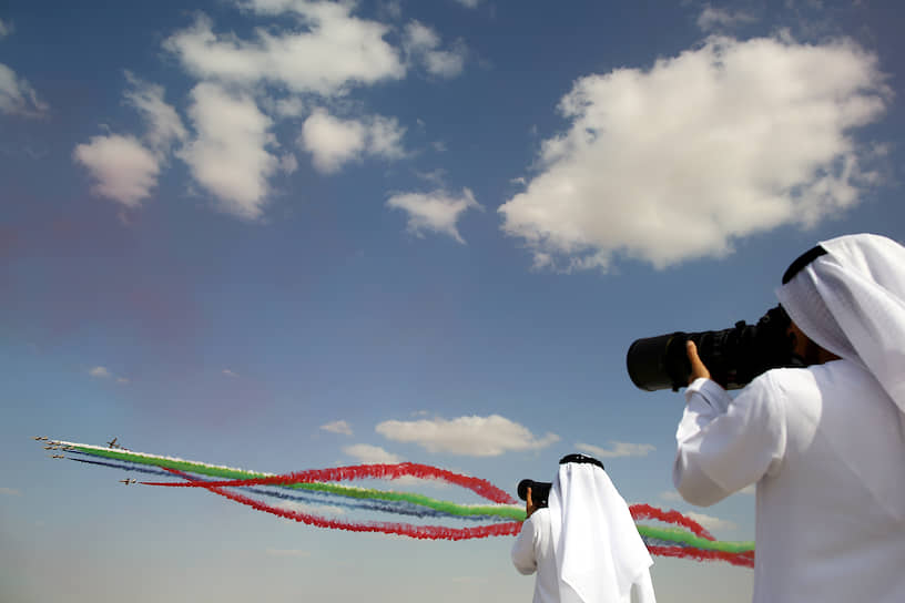 Дубай, ОАЭ. Выступление пилотажной группы Al Fursan на авиасалоне