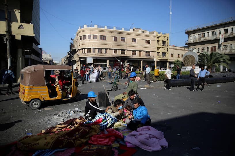 Багдад, Ирак. Демонстранты отдыхают после антиправительственной акции