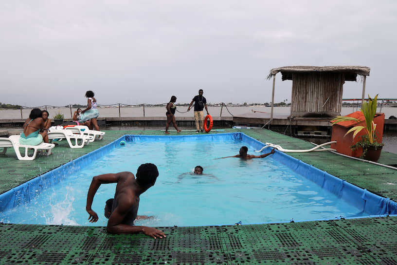 Абиджан, Кот-д&#39;Ивуар. Бассейн на искусственном острове, сделанном из пластиковых бутылок и других отходов