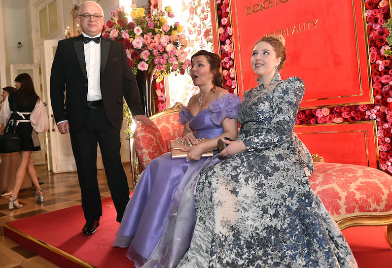 Президент фонда «Народная книга» Андрей Черномырдин с супругой Натальей, дочерью и дебютанткой бала Анастасией (справа)