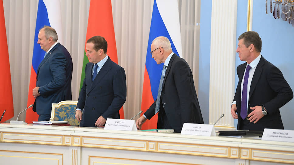 Слева направо: премьер-министр Белоруссии Сергей Румас, премьер-министр России Дмитрий Медведев, государственный секретарь Союзного государства России и Белоруссии Григорий Рапота и заместитель премьер-министра России Дмитрий Козак
