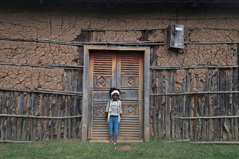 Ауаса, Эфиопия. Девочка фотографируется рядом со своим домом