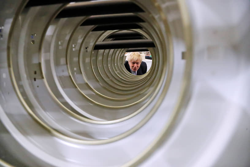 Ньютон Айклиф, Великобритания. Британский премьер-министр Борис Джонсон смотрит сквозь дверцы стиральных машин на заводе Ebac