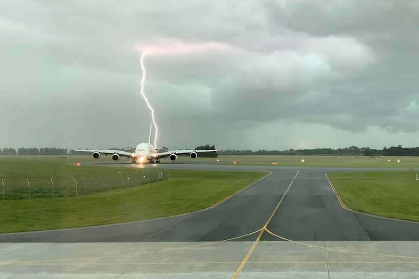 Крайстчерч, Новая Зеландия. Удар молнии рядом с самолетом авиакомпании Emirates