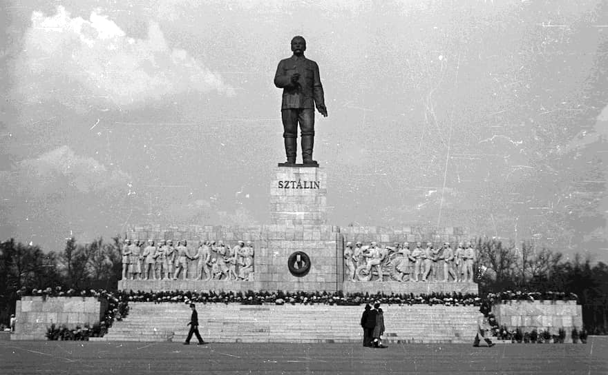 Памятник Сталину был воздвигнут в Будапеште в 1949 году к 70-летию советского вождя