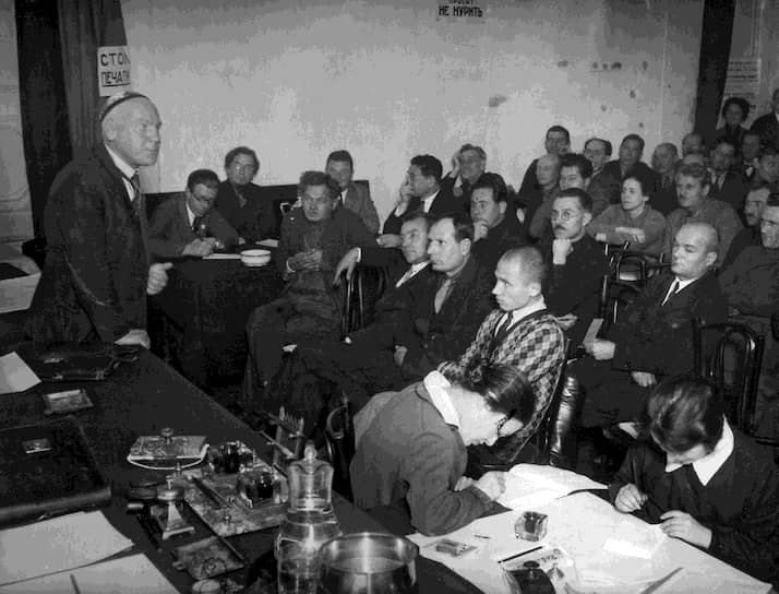 Нарком юстиции Крыленко (на фото — слева) объяснял коллегам, что признание даже мелких расхитителей врагами народа не прихоть, а воля товарища Сталина