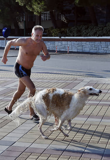 Ялта, Россия. Мужчина во время утренней пробежки