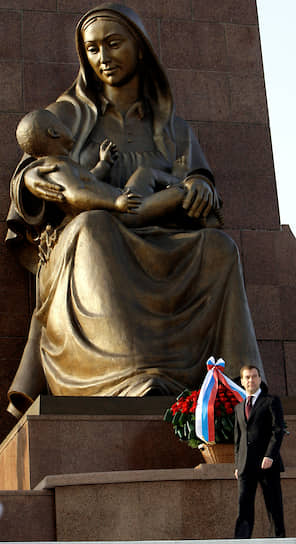 Монумент независимости Узбекистана в Ташкенте в 2005 году дополнился скульптурой «Счастливой матери». Согласно постановлению президента Узбекистана Ислама Каримова от 3 февраля 2006 года, комплекс следует именовать «Монументом независимости и гуманизма»