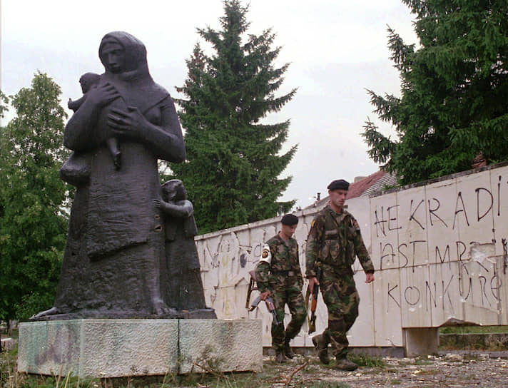 Памятник матерям в городе Гламоч, Босния и Герцеговина