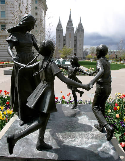 На этой скульптуре Денниса Смита, установленной в 2005 году, изображена мать, играющая с детьми. Она расположена перед мормонским храмом в Солт-Лейк-Сити (США)