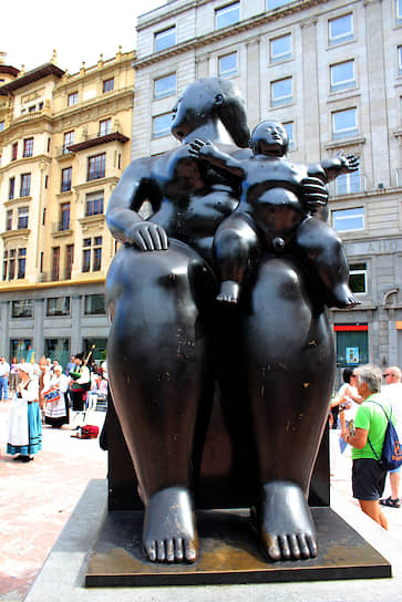 Скульптура «Материнство» Фернандо Ботеро расположена в испанском городе Овьедо. Она является частью ансамбля городского пейзажа,  украшенного скульптурными работами — мемориалами, посвященными вечно актуальным образам