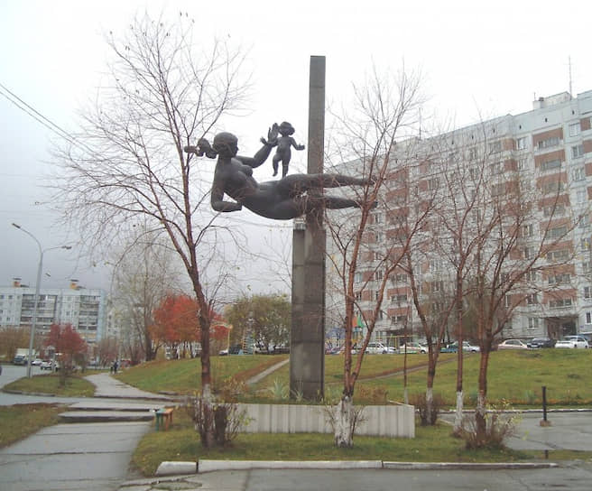 Скульптурная композиция «Мать и дитя» возле детской поликлиники в Новосибирске представляет собой женщину с ребенком, как бы летящих в пространстве