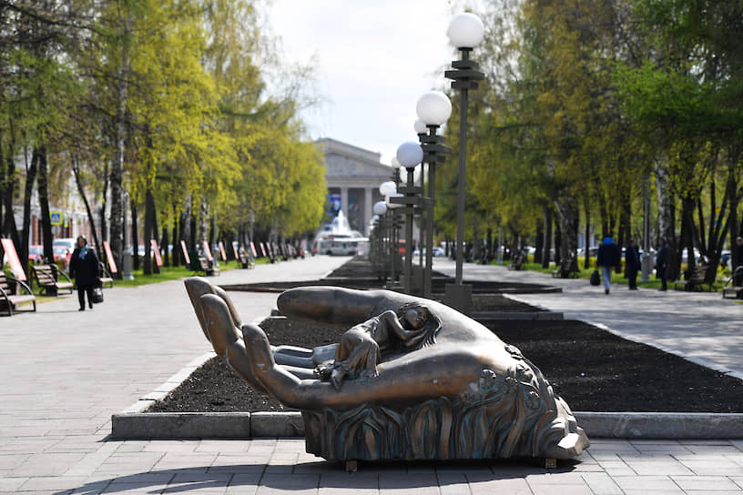 Скульптура в виде ладони, на которой дремлет девочка, открыта в Кемерово в 2009 году недалеко от родильного дома. По задумке авторов, композиция «Колыбель» должна стать символом признательности всем матерям, оберегающим и воспитывающим своих детей