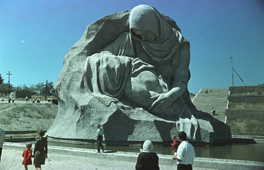 Скульптура «Скорбь матери» находится в левой части площади Скорби на Мамаевом кургане в Волгограде. Памятник представляет собой фигуру матери, которая склонилась над телом погибшего сына